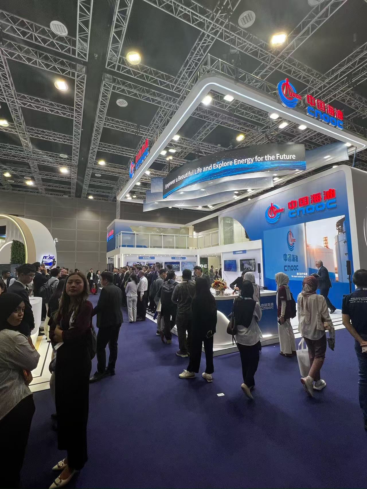 Sanyang Petroleum team engaging at an APAC oil & gas conference — CNOOC pavilion, regional energy ecosystem.