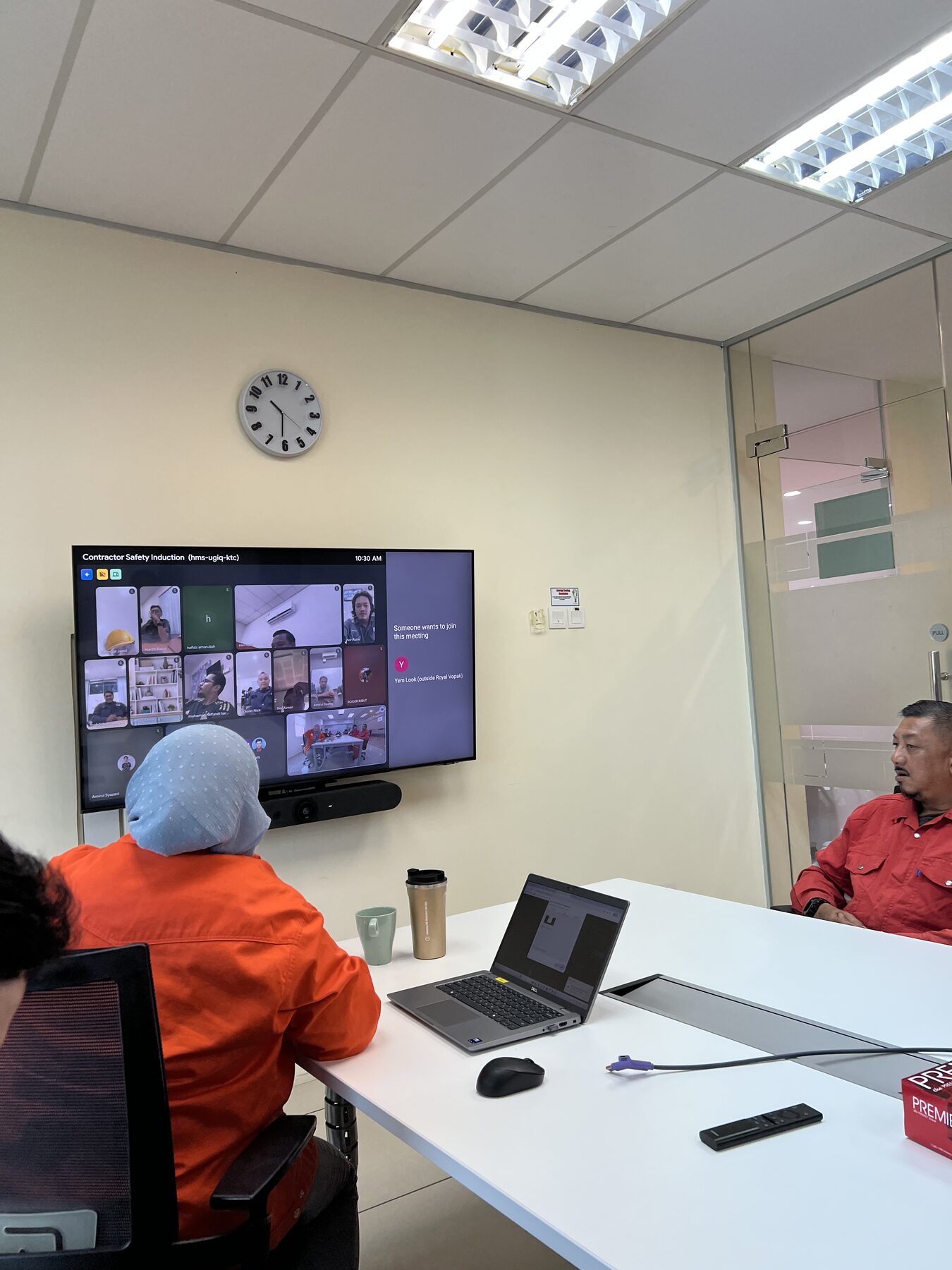 Contractor safety induction session for Pengerang Terminal 2 lifting operations — joint briefing with the end-buyer team ahead of Gasoil 10 ppm uplift.